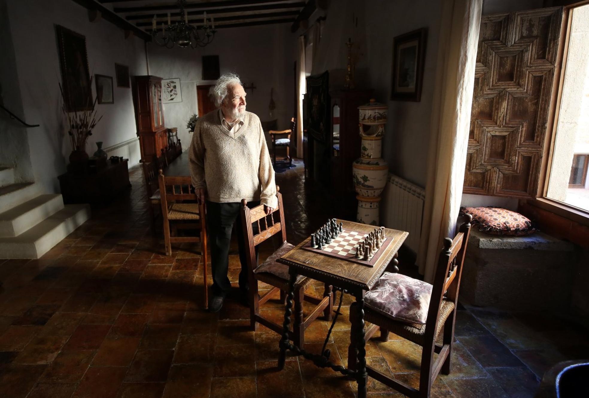 Todolella. El organista Ricardo Miravet mira por una ventana de su fortaleza del siglo XIV.