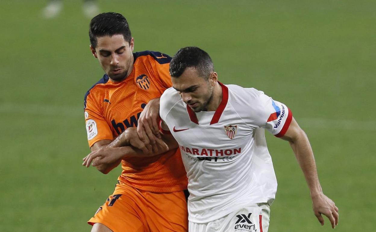 Sobrino, en su último partido liguero con el Valencia en el compromiso ante el Sevilla. 