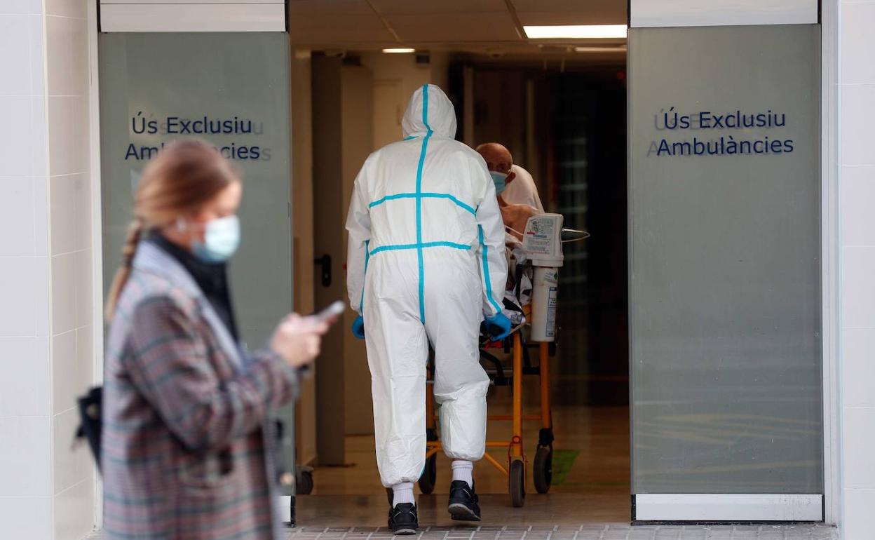 Un sanitario traslada a un paciente en el Hospital Clínico