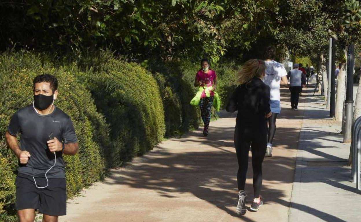 Mascarilla para el deporte | Pocos, pero con mascarilla en Valencia