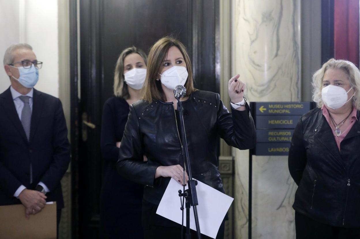 María José Catalá, rodeada de más concejales del PP. irene marsilla