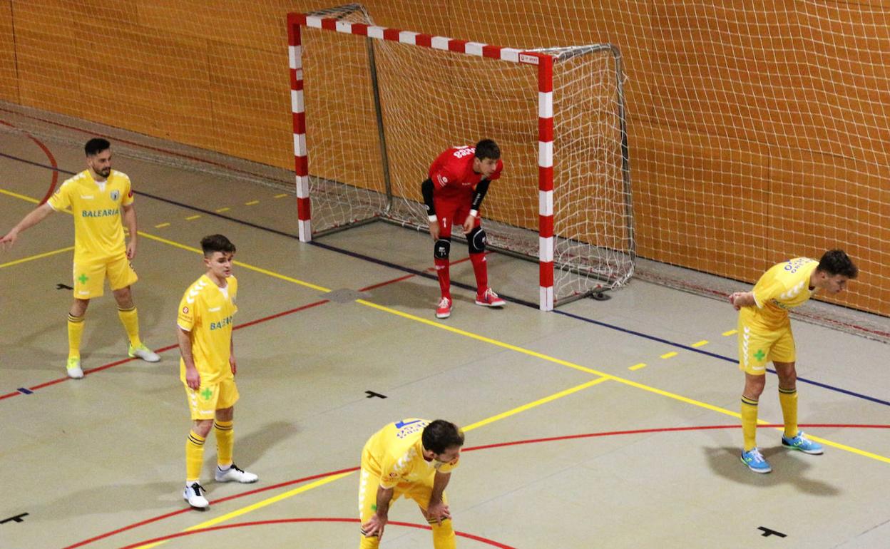 Los jugadores del Mar Dénia en tareas defensivas.