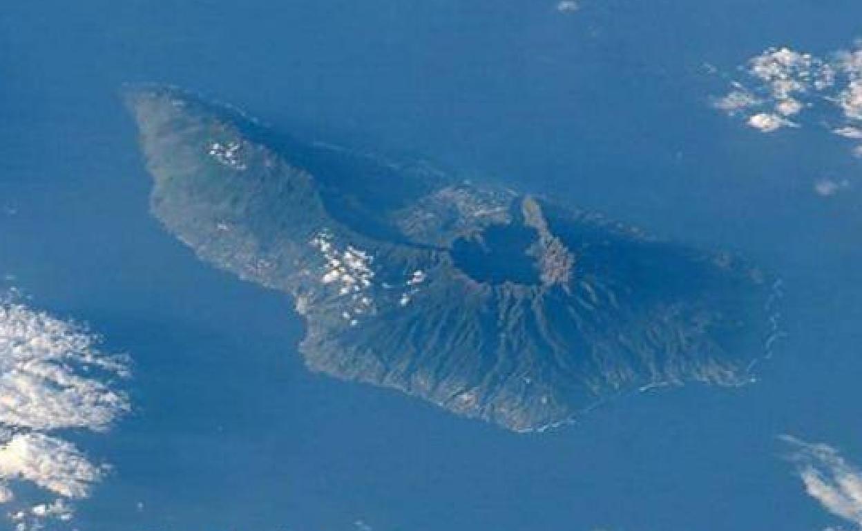 Vista aérea La Palma, donde el volcán Cumbre Vieja se encuentra a la izquierda de la imagen, que sería el sur de la isla..