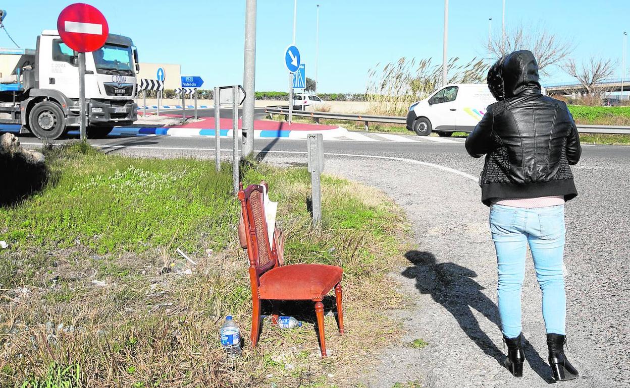 Romina, de 35 años, junto a la silla en la que aguarda a clientes cerca de donde ejercía Florina. 