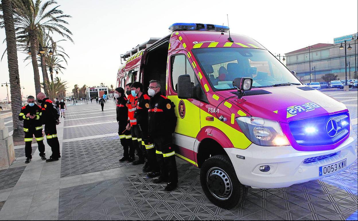 Un equipo de bomberos que participó en el operativo de búsqueda del joven desaparecido.