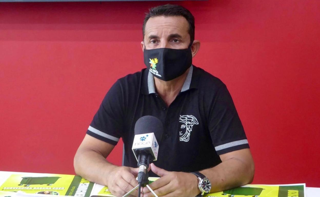 El alcalde de La Nucía, Bernabé Cano, durante una rueda de prensa. 