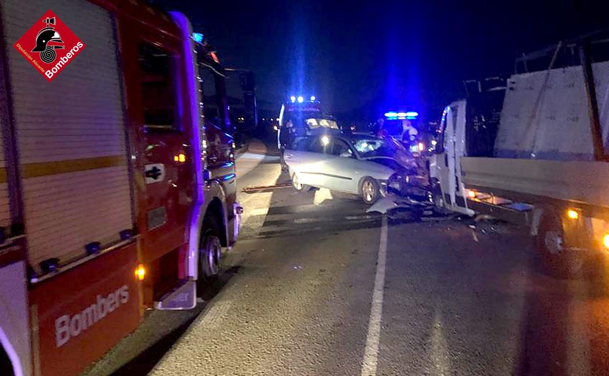 El choque entre el coche y el camión fue frontal en el término de Monforte del Cid. 