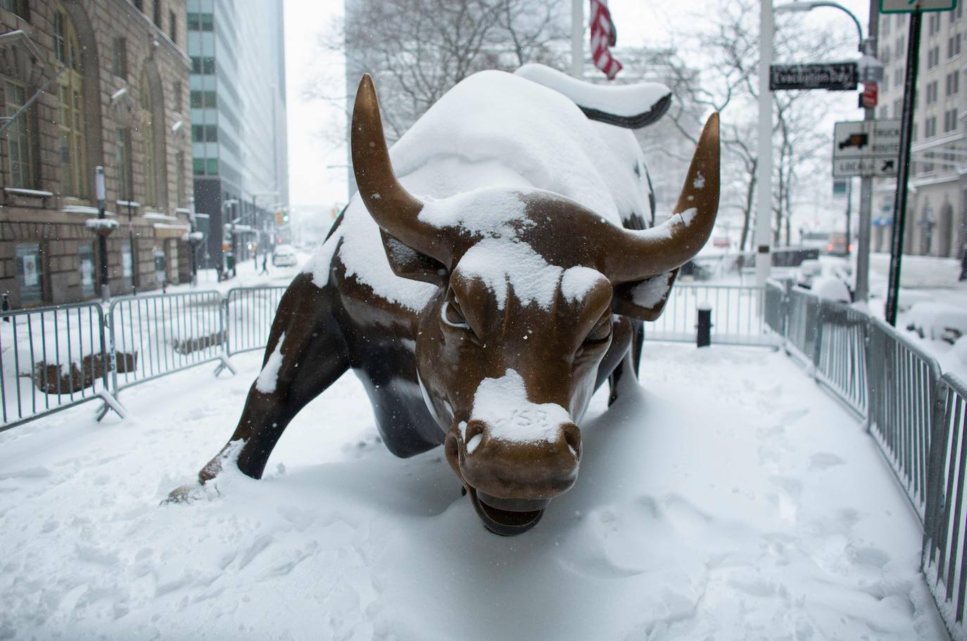 Una gigantesca tormenta invernal azota el noreste de Estados Unidos, ha obligado a cancelar miles de vuelos, cerrar escuelas y suspender la vacunación contra el Covid-19 en Nueva York, que enfrenta posiblemente una de las mayores nevadas de su historia. El alcalde de Nueva York, Bill de Blasio, ha decretado el estado de emergencia en la ciudad de 8,6 millones de habitantes, donde se esperan más de 50 cm de nieve. 