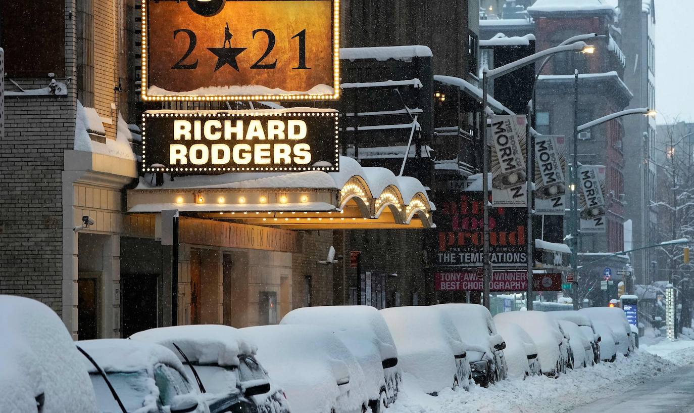 Una gigantesca tormenta invernal azota el noreste de Estados Unidos, ha obligado a cancelar miles de vuelos, cerrar escuelas y suspender la vacunación contra el Covid-19 en Nueva York, que enfrenta posiblemente una de las mayores nevadas de su historia. El alcalde de Nueva York, Bill de Blasio, ha decretado el estado de emergencia en la ciudad de 8,6 millones de habitantes, donde se esperan más de 50 cm de nieve. 