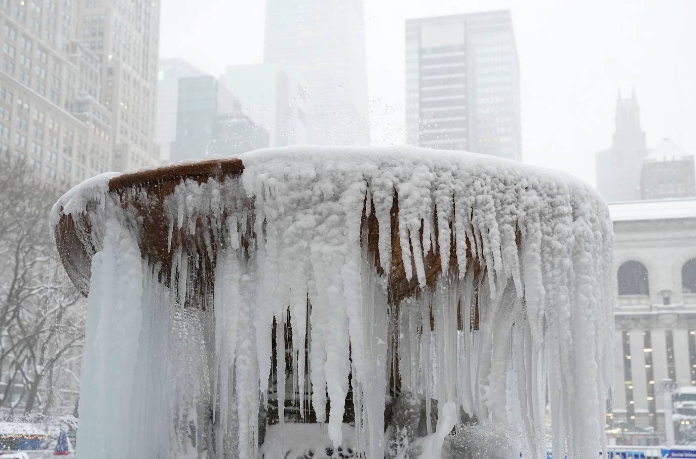 Una gigantesca tormenta invernal azota el noreste de Estados Unidos, ha obligado a cancelar miles de vuelos, cerrar escuelas y suspender la vacunación contra el Covid-19 en Nueva York, que enfrenta posiblemente una de las mayores nevadas de su historia. El alcalde de Nueva York, Bill de Blasio, ha decretado el estado de emergencia en la ciudad de 8,6 millones de habitantes, donde se esperan más de 50 cm de nieve. 