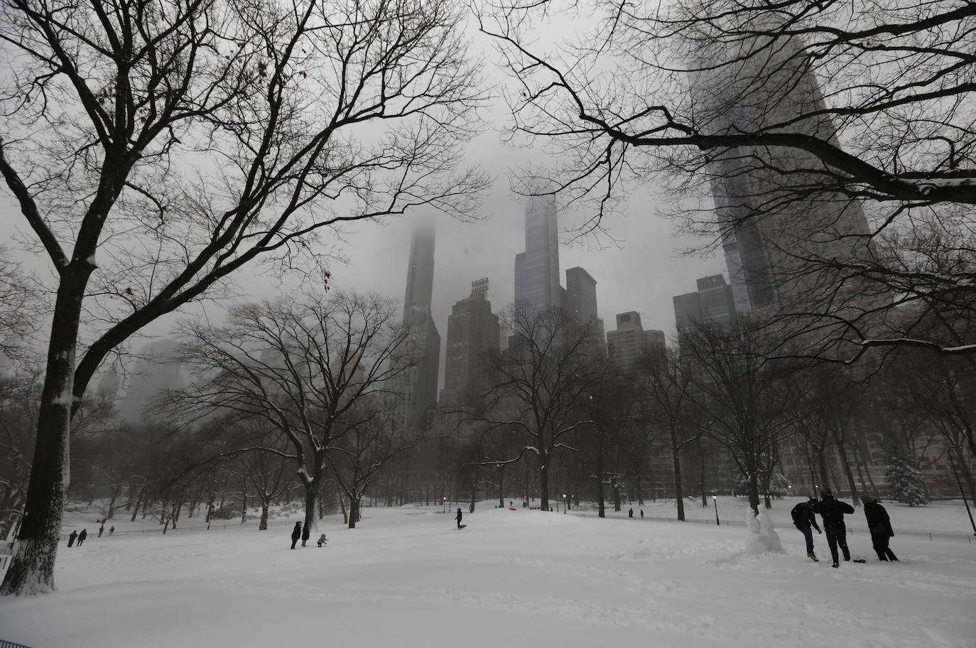 Una gigantesca tormenta invernal azota el noreste de Estados Unidos, ha obligado a cancelar miles de vuelos, cerrar escuelas y suspender la vacunación contra el Covid-19 en Nueva York, que enfrenta posiblemente una de las mayores nevadas de su historia. El alcalde de Nueva York, Bill de Blasio, ha decretado el estado de emergencia en la ciudad de 8,6 millones de habitantes, donde se esperan más de 50 cm de nieve. 