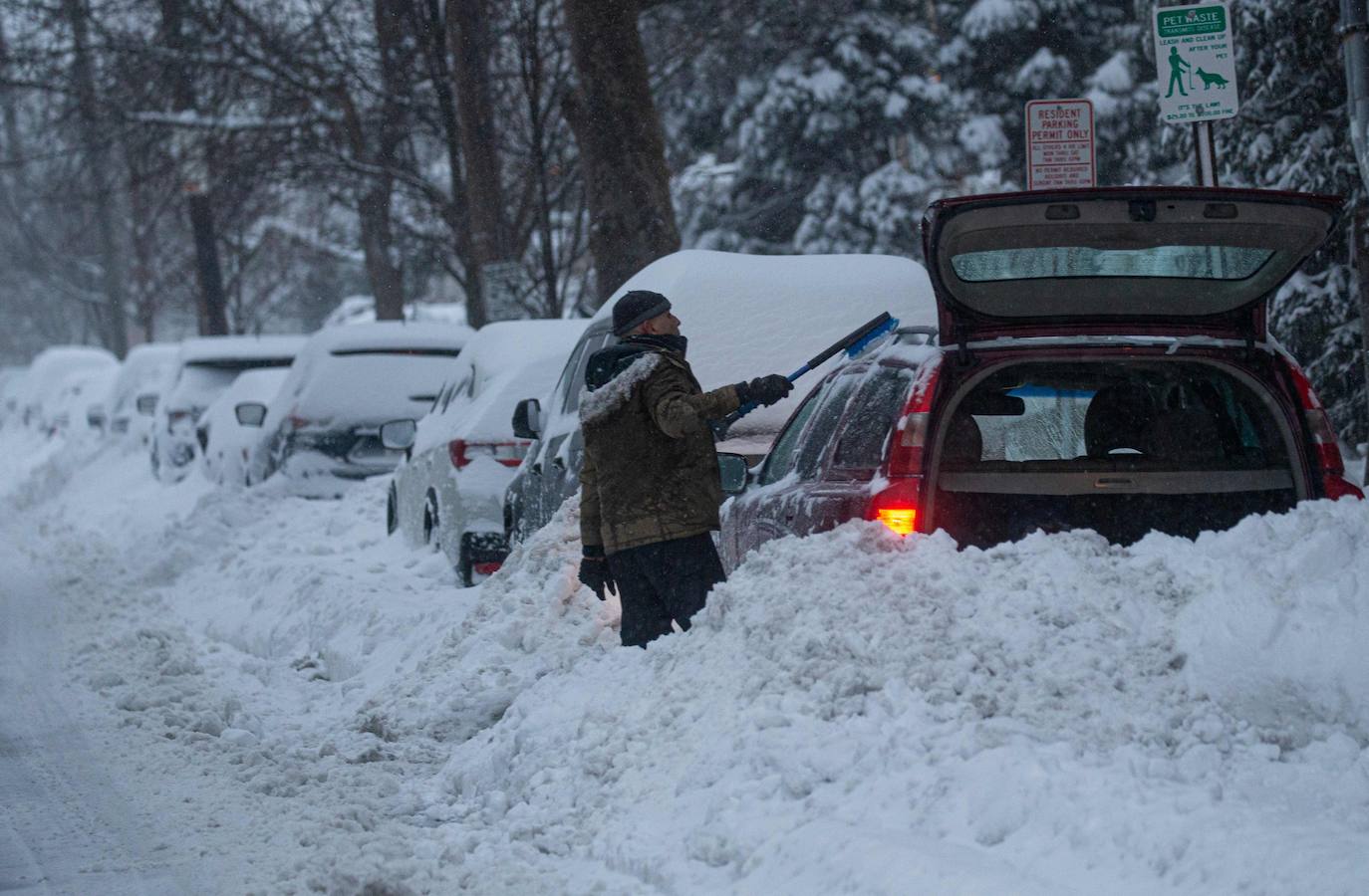 Una gigantesca tormenta invernal azota el noreste de Estados Unidos, ha obligado a cancelar miles de vuelos, cerrar escuelas y suspender la vacunación contra el Covid-19 en Nueva York, que enfrenta posiblemente una de las mayores nevadas de su historia. El alcalde de Nueva York, Bill de Blasio, ha decretado el estado de emergencia en la ciudad de 8,6 millones de habitantes, donde se esperan más de 50 cm de nieve. 