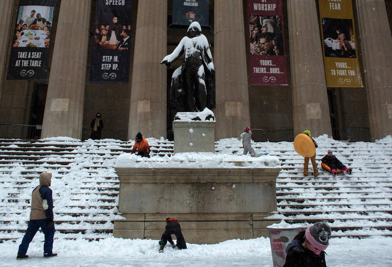 Una gigantesca tormenta invernal azota el noreste de Estados Unidos, ha obligado a cancelar miles de vuelos, cerrar escuelas y suspender la vacunación contra el Covid-19 en Nueva York, que enfrenta posiblemente una de las mayores nevadas de su historia. El alcalde de Nueva York, Bill de Blasio, ha decretado el estado de emergencia en la ciudad de 8,6 millones de habitantes, donde se esperan más de 50 cm de nieve. 