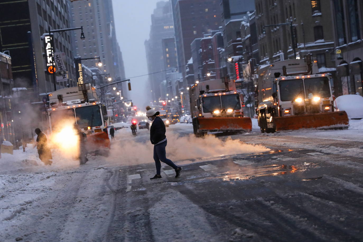 Una gigantesca tormenta invernal azota el noreste de Estados Unidos, ha obligado a cancelar miles de vuelos, cerrar escuelas y suspender la vacunación contra el Covid-19 en Nueva York, que enfrenta posiblemente una de las mayores nevadas de su historia. El alcalde de Nueva York, Bill de Blasio, ha decretado el estado de emergencia en la ciudad de 8,6 millones de habitantes, donde se esperan más de 50 cm de nieve. 