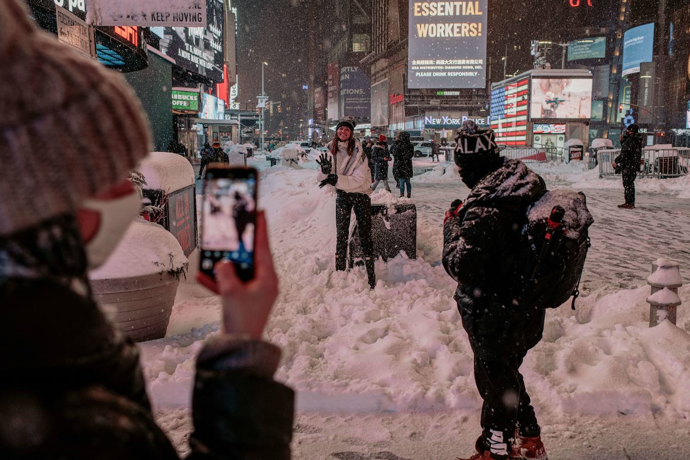 Una gigantesca tormenta invernal azota el noreste de Estados Unidos, ha obligado a cancelar miles de vuelos, cerrar escuelas y suspender la vacunación contra el Covid-19 en Nueva York, que enfrenta posiblemente una de las mayores nevadas de su historia. El alcalde de Nueva York, Bill de Blasio, ha decretado el estado de emergencia en la ciudad de 8,6 millones de habitantes, donde se esperan más de 50 cm de nieve. 