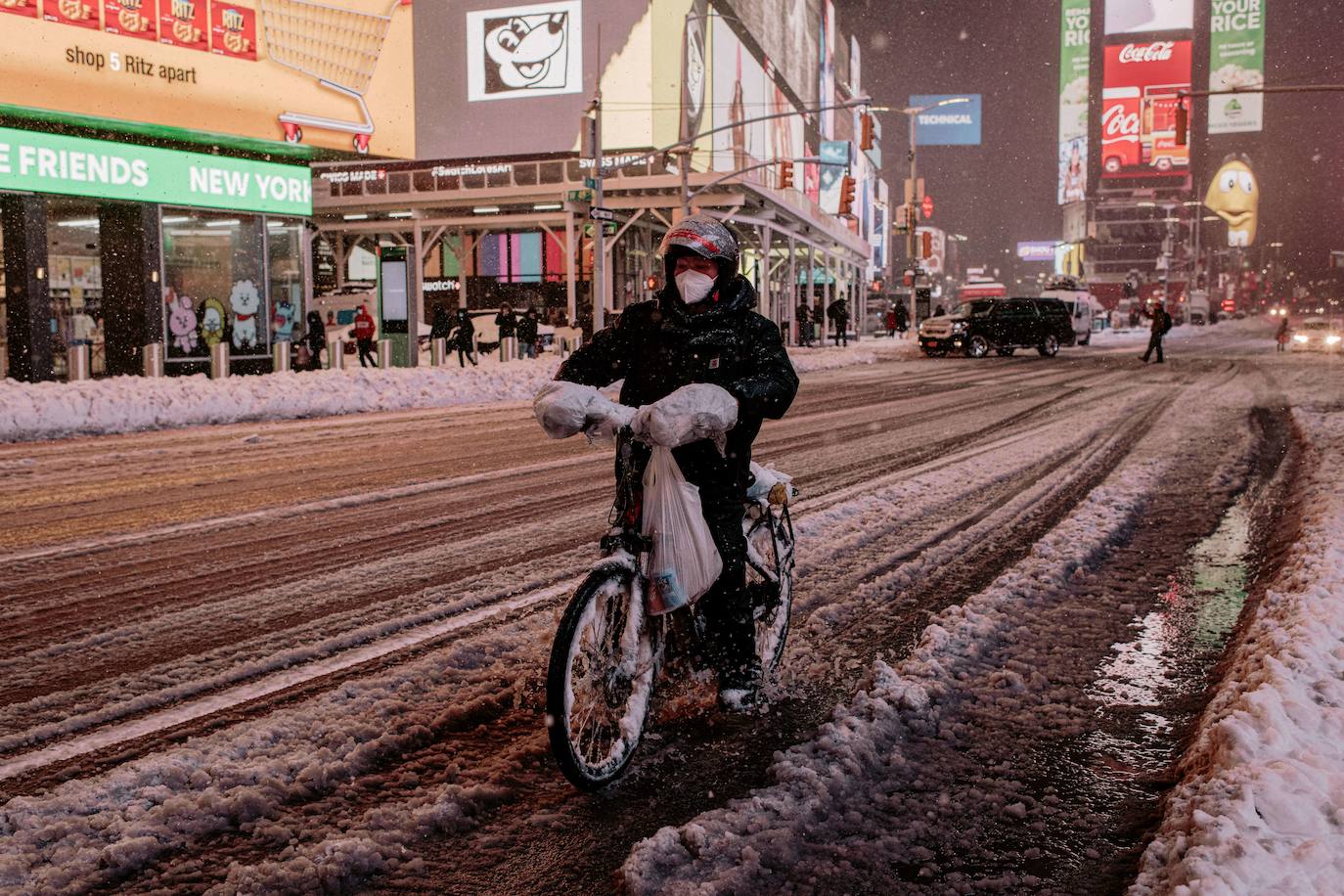 Una gigantesca tormenta invernal azota el noreste de Estados Unidos, ha obligado a cancelar miles de vuelos, cerrar escuelas y suspender la vacunación contra el Covid-19 en Nueva York, que enfrenta posiblemente una de las mayores nevadas de su historia. El alcalde de Nueva York, Bill de Blasio, ha decretado el estado de emergencia en la ciudad de 8,6 millones de habitantes, donde se esperan más de 50 cm de nieve. 