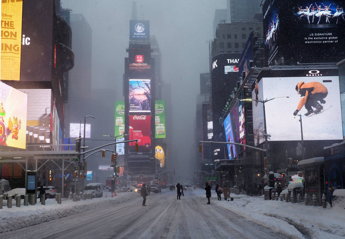 Una gigantesca tormenta invernal azota el noreste de Estados Unidos, ha obligado a cancelar miles de vuelos, cerrar escuelas y suspender la vacunación contra el Covid-19 en Nueva York, que enfrenta posiblemente una de las mayores nevadas de su historia. El alcalde de Nueva York, Bill de Blasio, ha decretado el estado de emergencia en la ciudad de 8,6 millones de habitantes, donde se esperan más de 50 cm de nieve. 