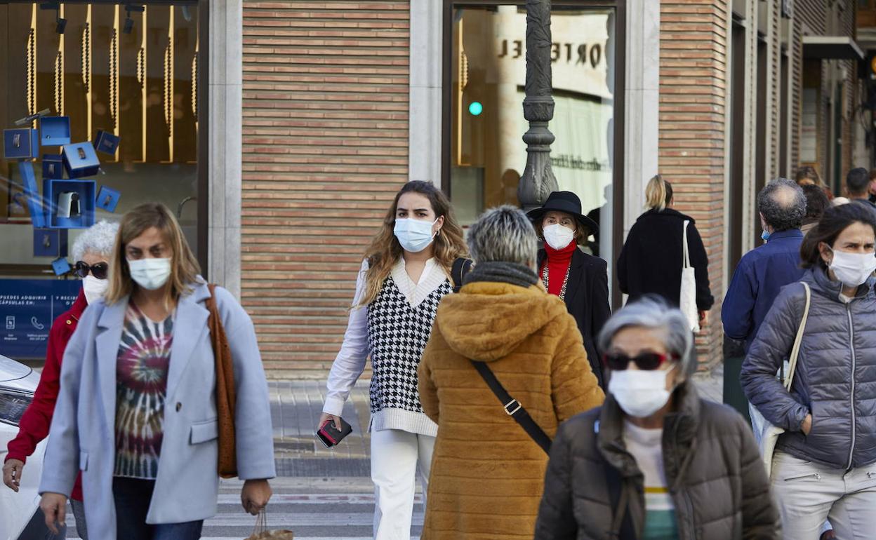 Decenas de personas recorren el centro de Valencia. 