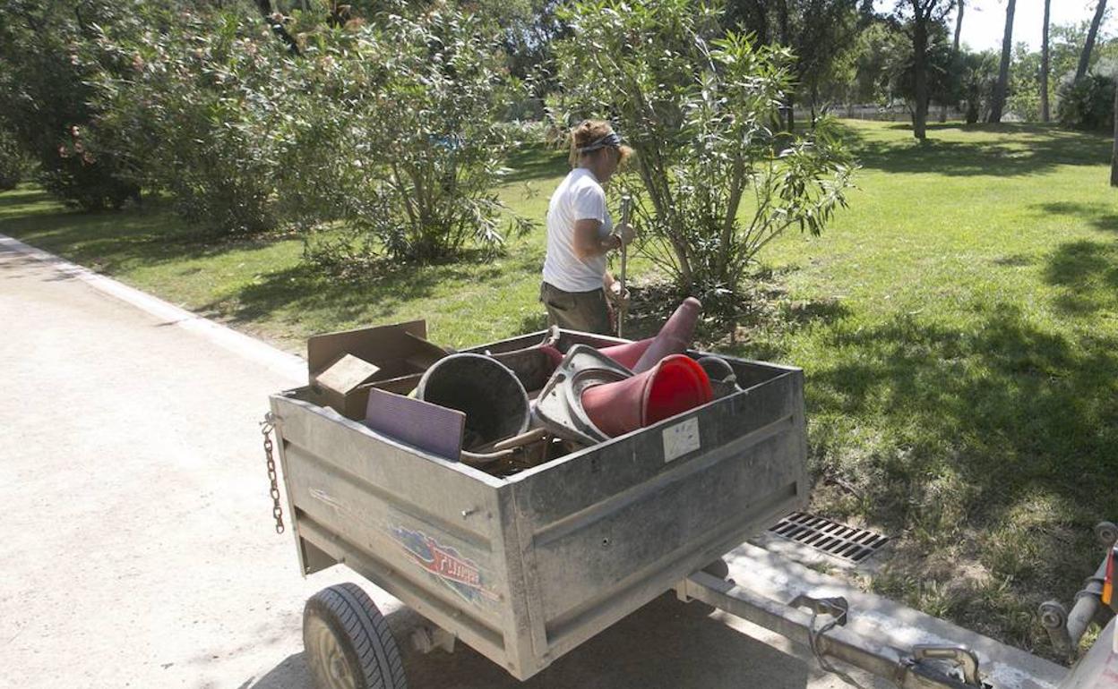 Una operaria en pleno trabajo en el jardín del Turia antes de la pandemia. 