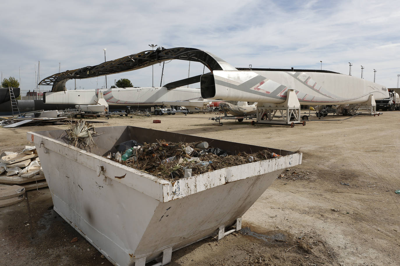 El Alinghi 5 'duerme' entre basura en Valencia. 