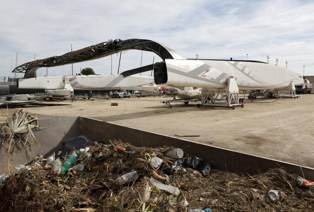 El 'Alinghi 5' duerme entre la basura