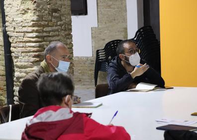 Imagen secundaria 1 - La asociación realiza las reuniones durante la pandemia en un local cedido por el Ayuntamiento.