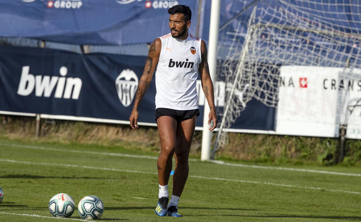 Ezequiel Garay, en un entrenamiento en la ciudad deportiva del Valencia.