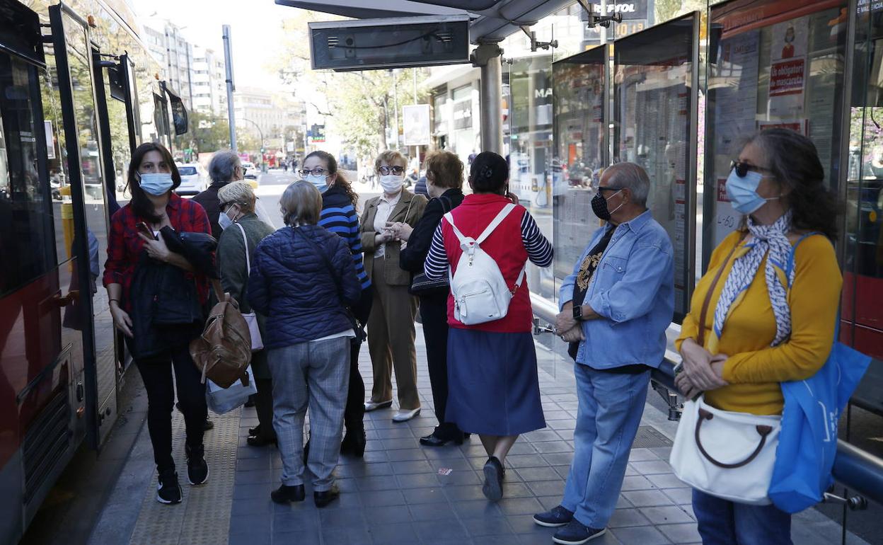 La Generalitat pide no interactuar ni hablar por el móvil en el transporte público ni en las estaciones