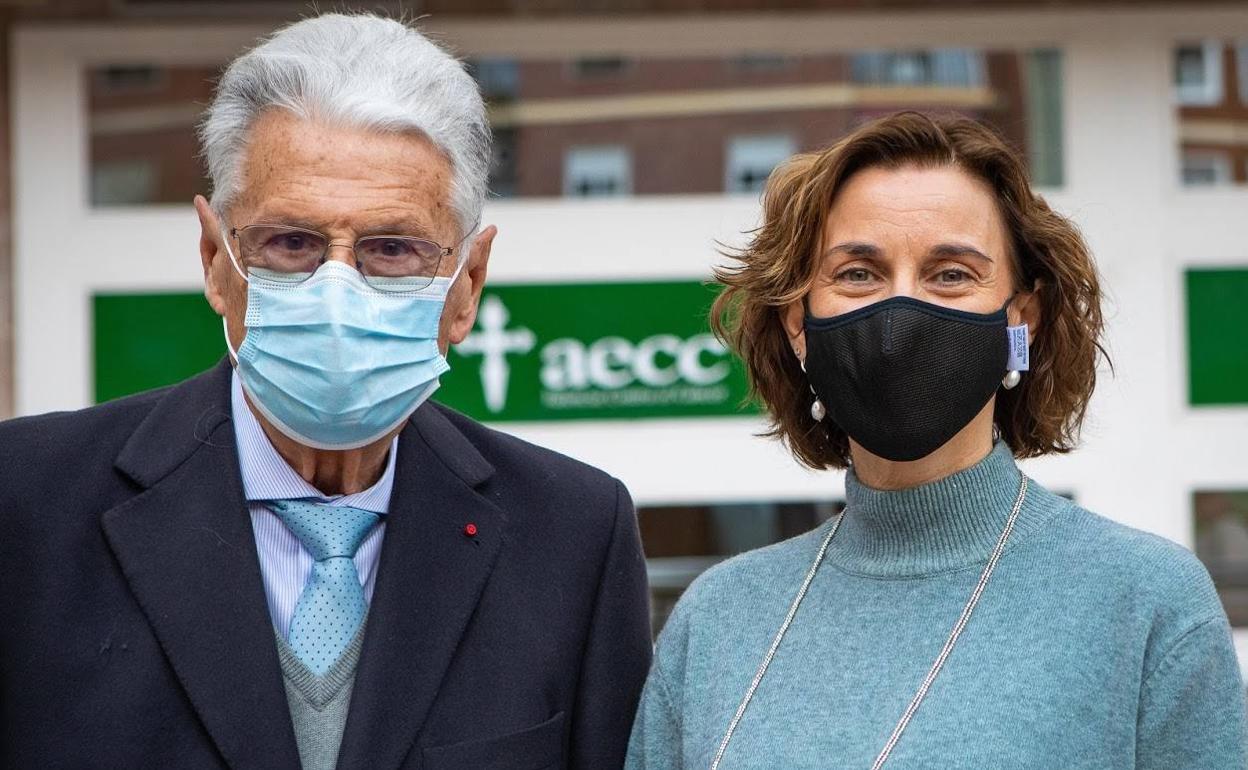 Antonio Llombart, vicepresidente de AECC Valencia, y Helena Alloza, gerente de la asociación. 