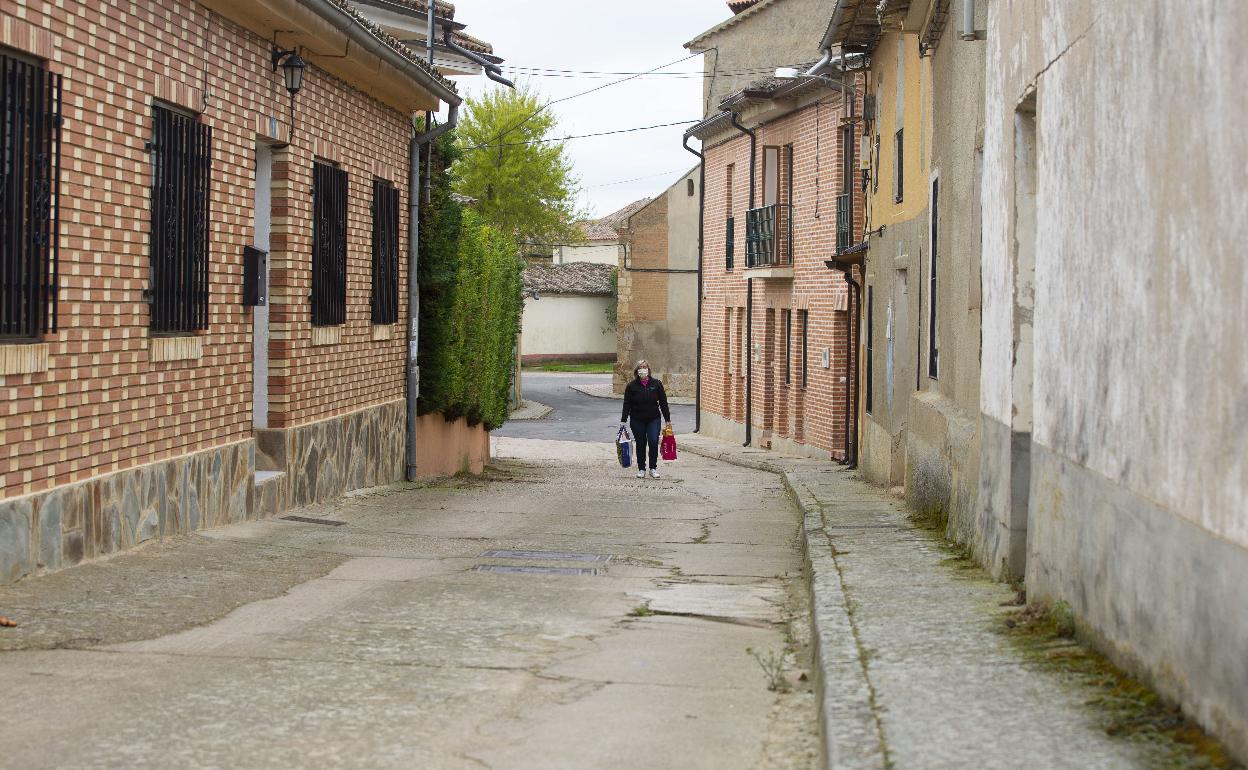 Una vecina pasea por Villafrechós, el pasado mes de abril. 