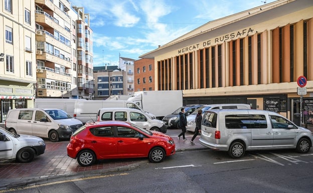 Pavimentos grises, juegos y farolas de tecnología led en la nueva plaza Ruzafa