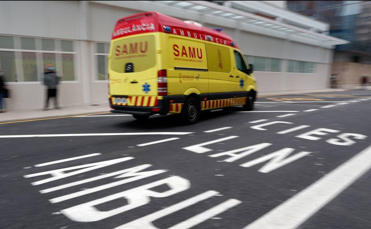 Una ambulancia a su llegada al hospital Clínico de Valencia, donde se encuentra hospitalizado el herido.