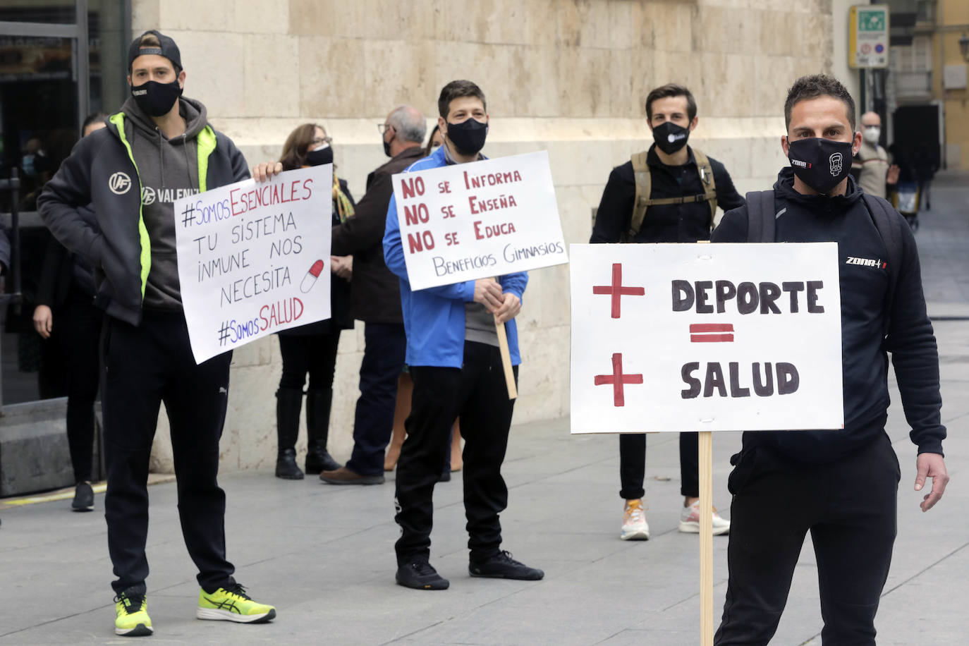 Fotos: Los gimnasios protestan frente al Palau de la Generalitat por el cierre del sector