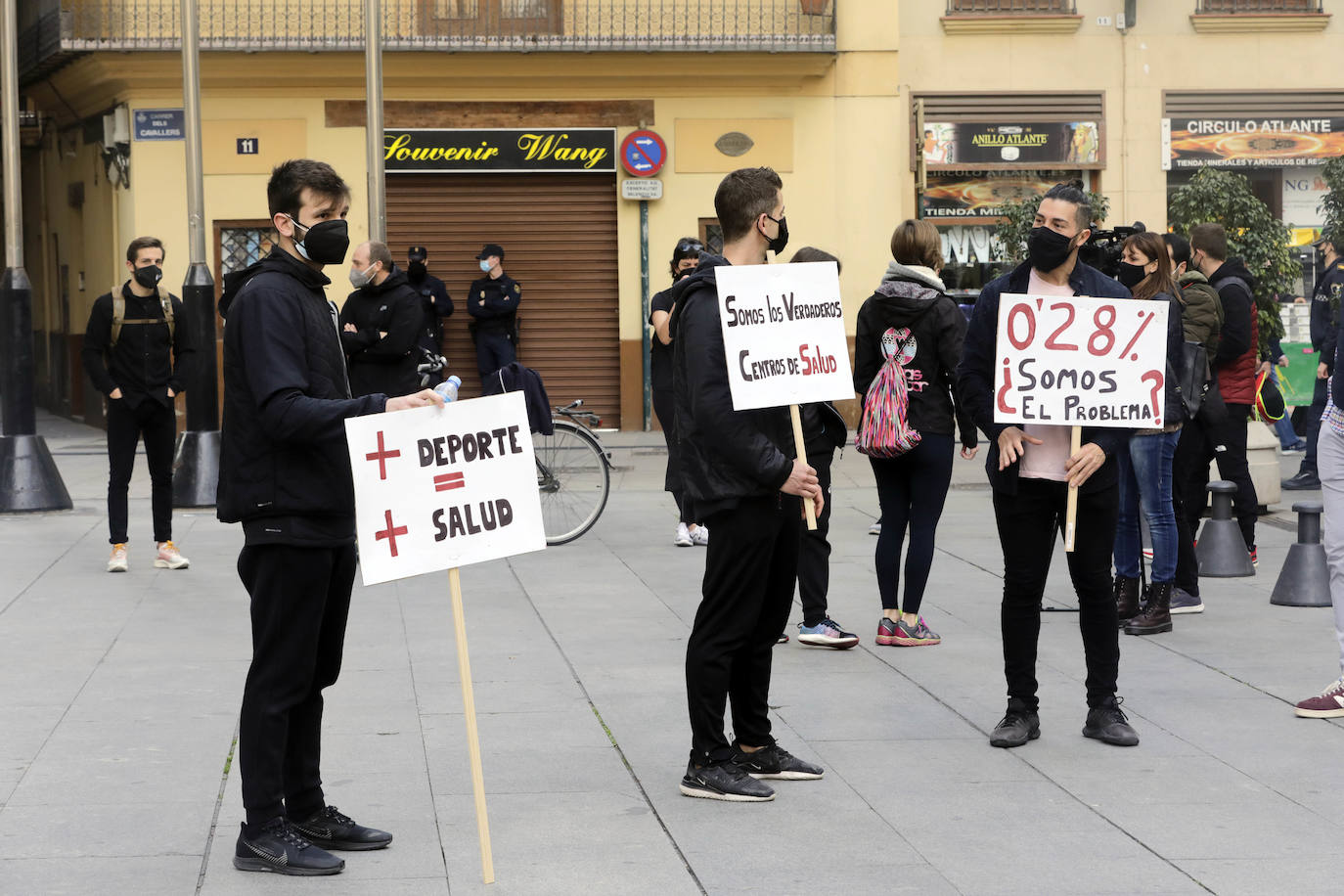 Fotos: Los gimnasios protestan frente al Palau de la Generalitat por el cierre del sector