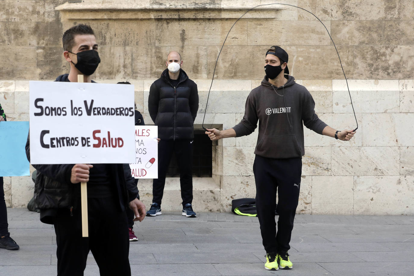 Fotos: Los gimnasios protestan frente al Palau de la Generalitat por el cierre del sector