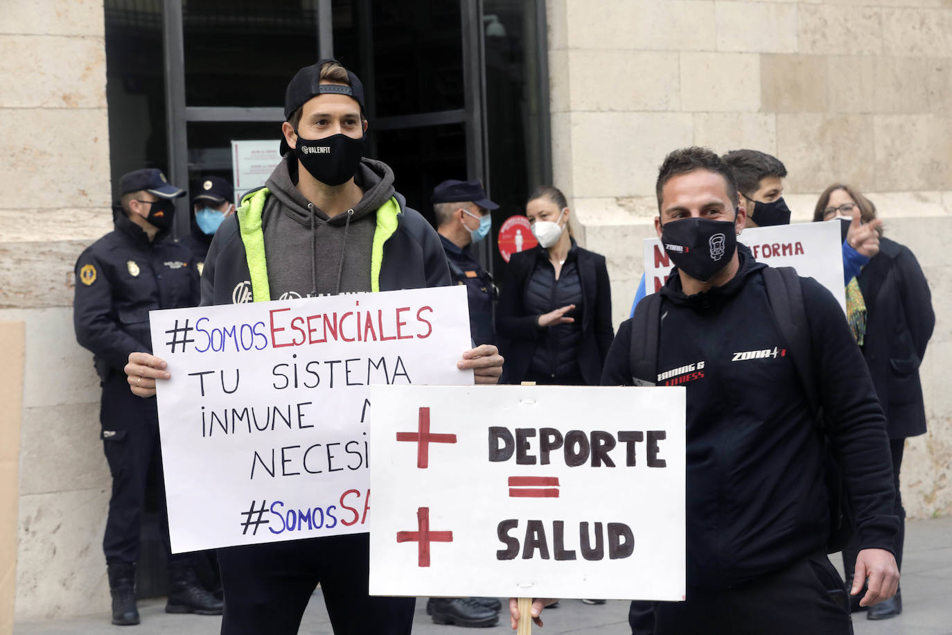 Fotos: Los gimnasios protestan frente al Palau de la Generalitat por el cierre del sector