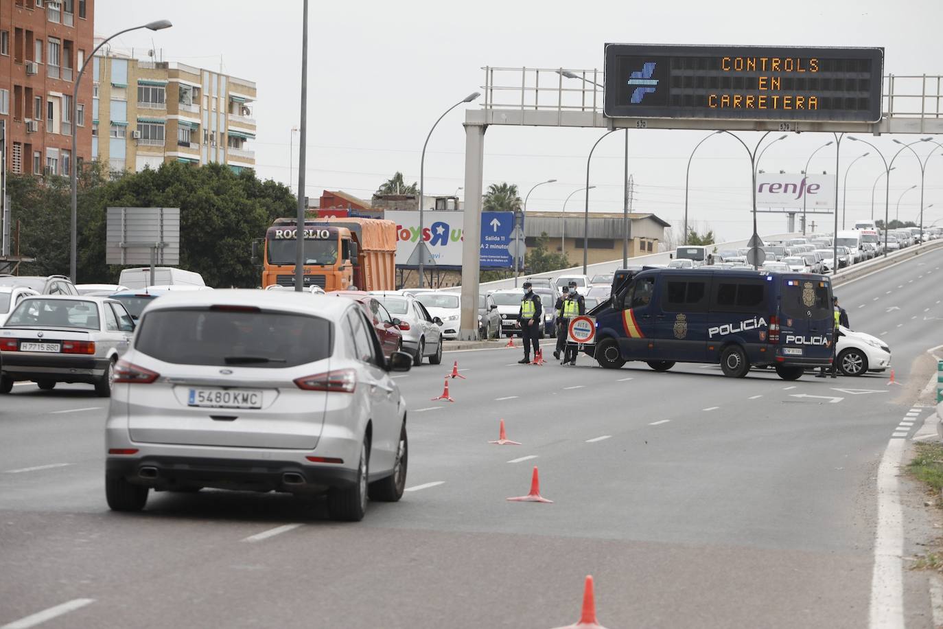 Atascos en el segundo fin de semana de cierre perimetral de Valencia, controlado por operativos policiales en las entradas y salidas de la ciudad. En imagen, la avenida Ausiàs March.