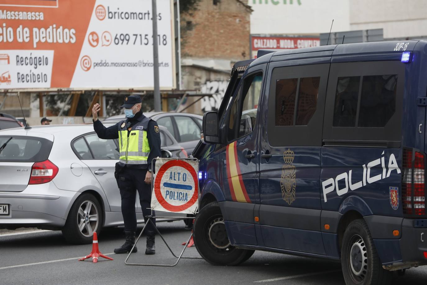 Atascos en el segundo fin de semana de cierre perimetral de Valencia, controlado por operativos policiales en las entradas y salidas de la ciudad. En imagen, la avenida Ausiàs March.