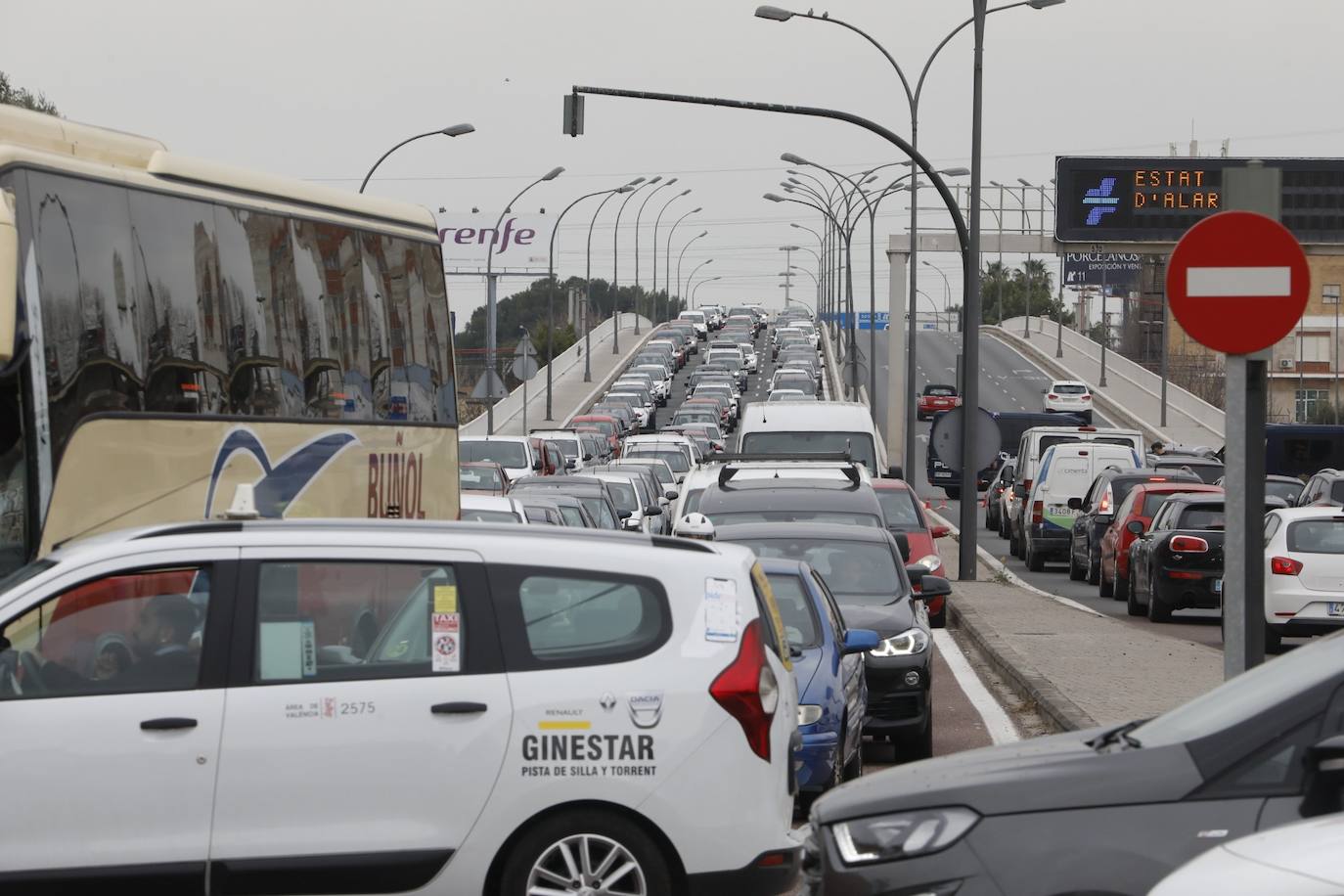 Atascos en el segundo fin de semana de cierre perimetral de Valencia, controlado por operativos policiales en las entradas y salidas de la ciudad. En imagen, la avenida Ausiàs March.