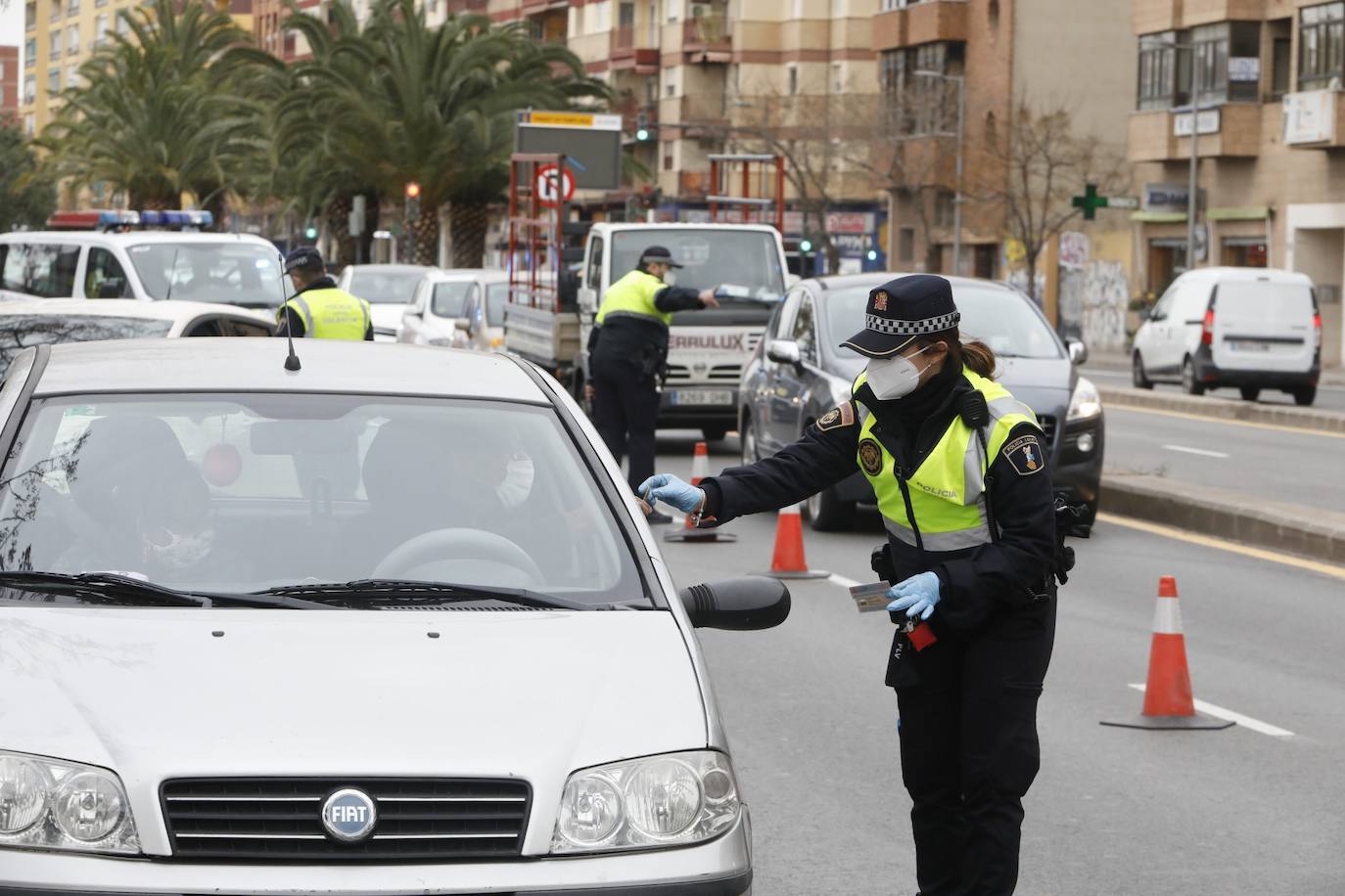 Atascos en el segundo fin de semana de cierre perimetral de Valencia, controlado por operativos policiales en las entradas y salidas de la ciudad. En imagen, Vara de Quart.