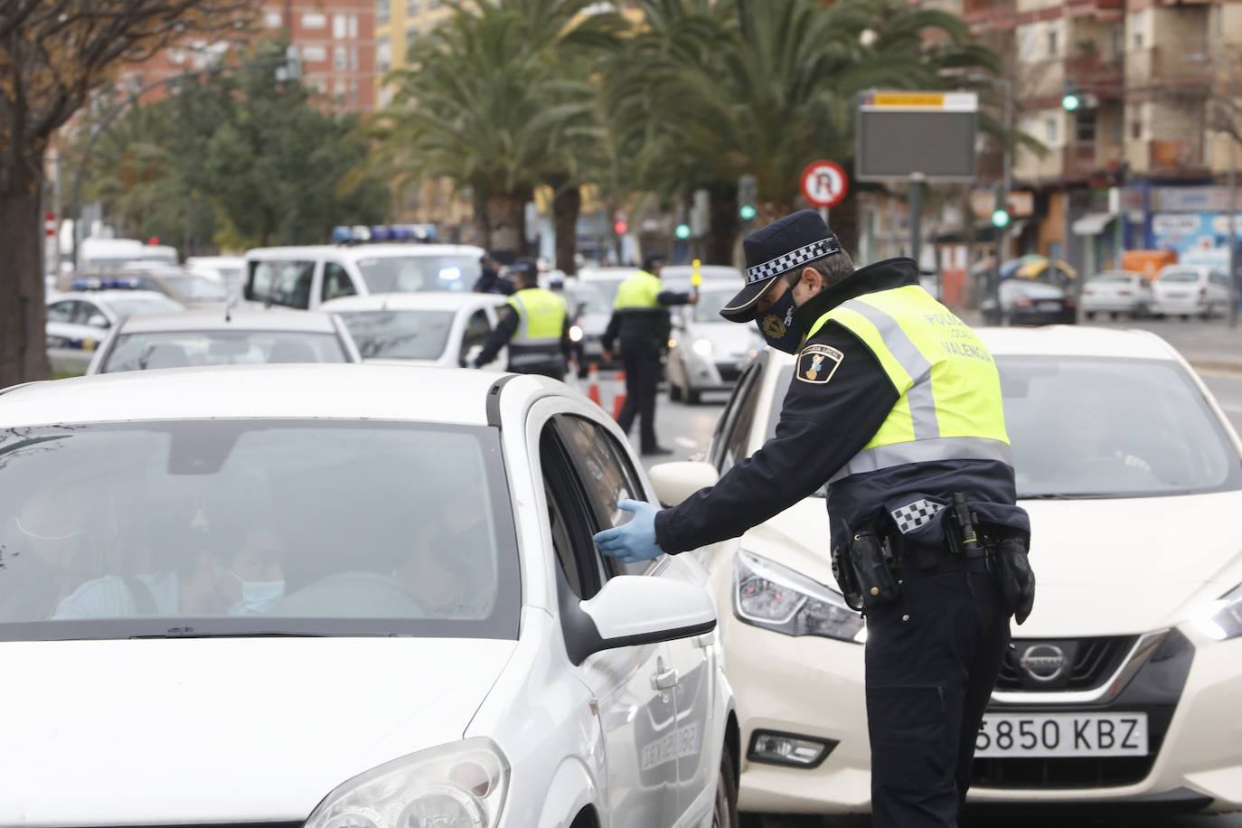 Atascos en el segundo fin de semana de cierre perimetral de Valencia, controlado por operativos policiales en las entradas y salidas de la ciudad. En imagen, Vara de Quart.