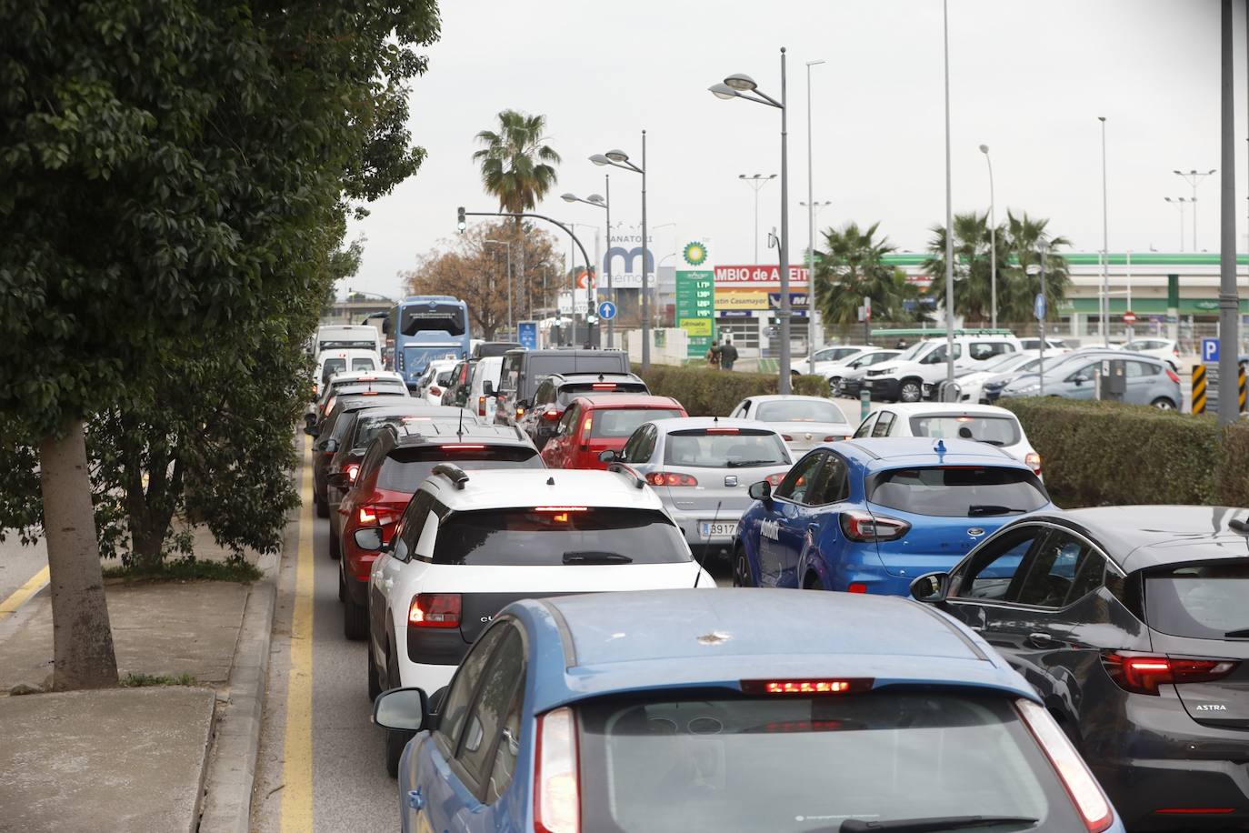 Atascos en el segundo fin de semana de cierre perimetral de Valencia, controlado por operativos policiales en las entradas y salidas de la ciudad. En imagen, Vara de Quart.