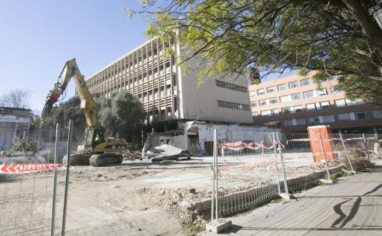 Zona de obras para la ampliación del Hospital Clínico, recayente a la calle Menéndez y Pelayo