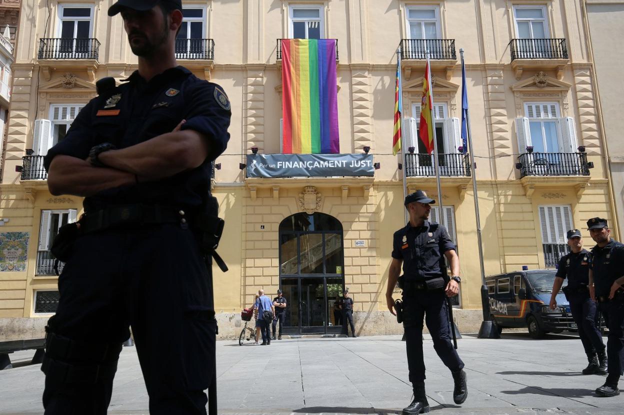 Agentes de policía a las puertas de la Diputación, el día de la detención de Rodríguez. i. marsilla