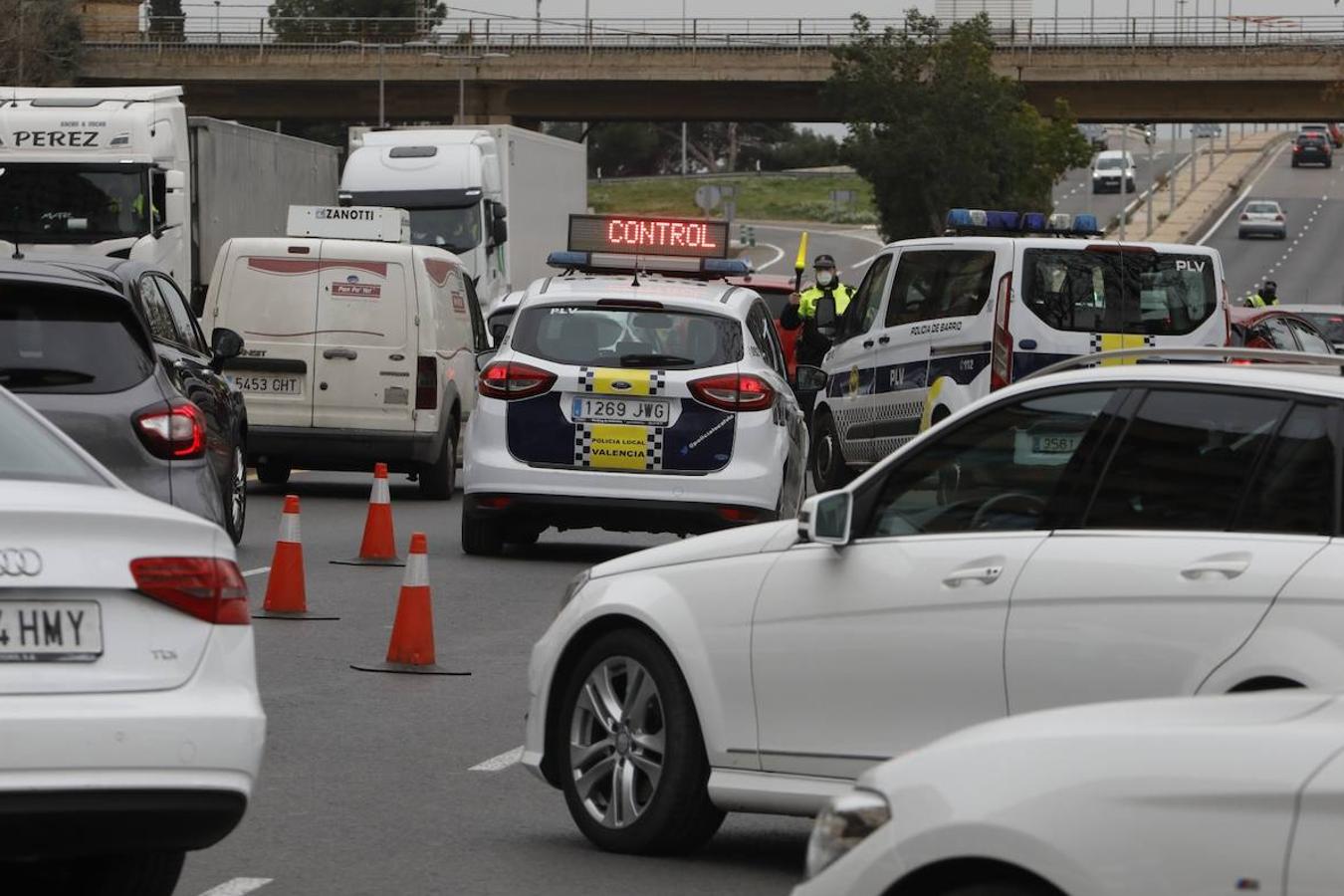 Atascos en el segundo fin de semana de cierre perimetral de Valencia, controlado por operativos policiales en las entradas y salidas de la ciudad. En imagen, Vara de Quart.