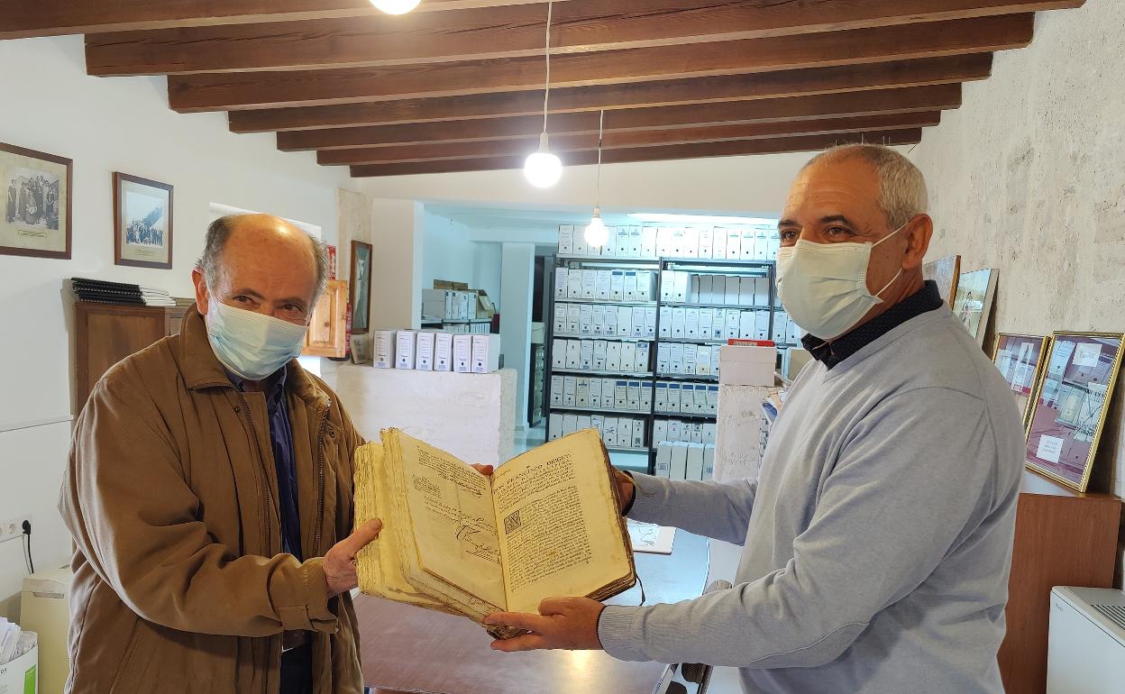 El médico e historiador junto al alcalde de Aielo de Malferit. 