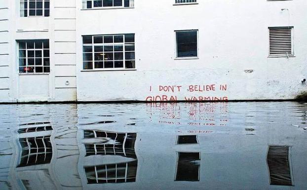 Acción por el clima de Banksy (traducido, 'Yo no creo en el calentamiento global') en Londres. 