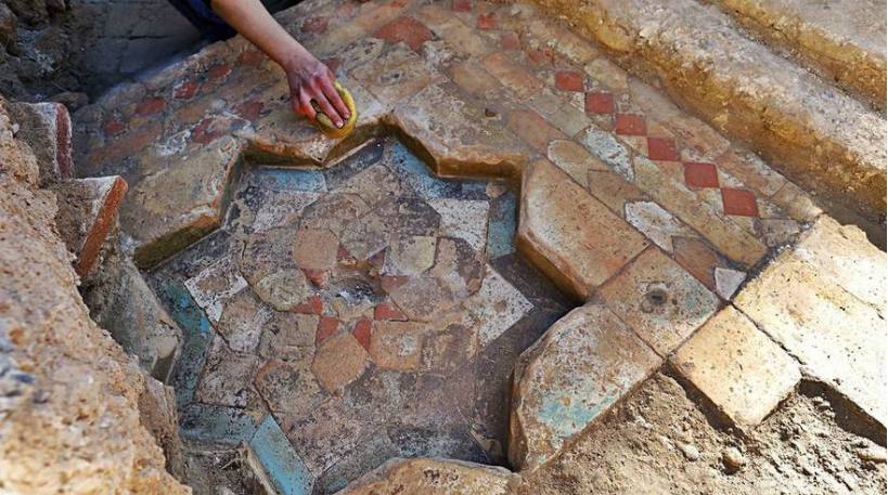 Los trabajos para construir un edficio municipal dan con una bodega del siglo XIV, así como con un patio y una fuente de origen mudéjar