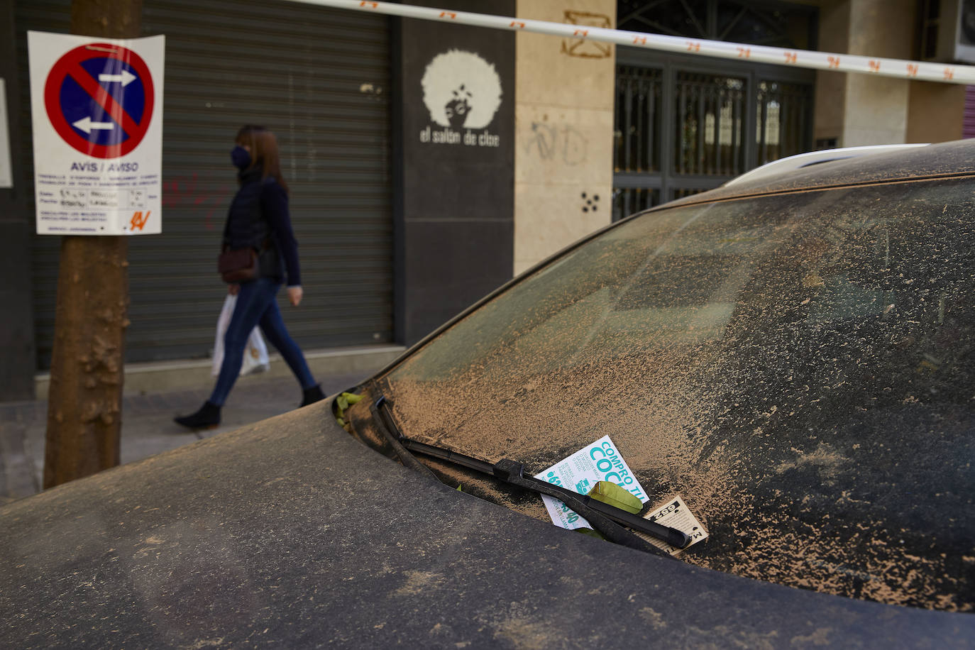 La ciudad de Valencia ha amanecido este sábado de cierre perimetral llena de polvo. Según AEMET, se trata de «una situación muy rara» por ser una deposición seca de polvo de esta magnitud. 