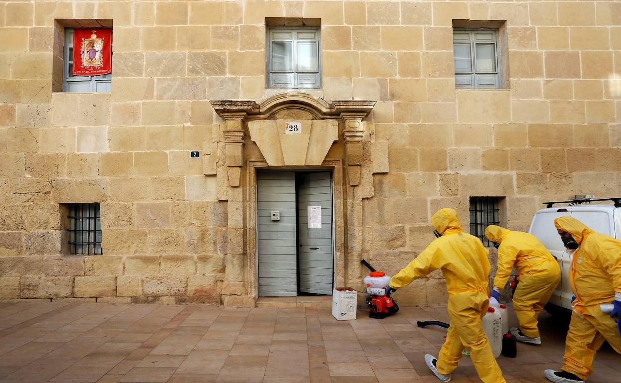 Cuatro empleados de la empresa de limpieza acceden al monasterio tras el brote detectado el viernes. 